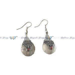 A pair of Earrings - White Stone